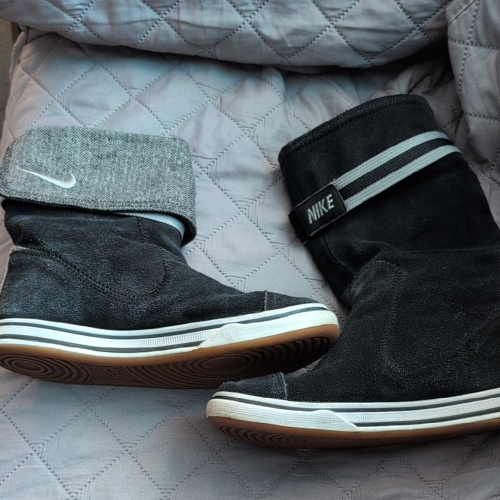 Nike Black women's suede  boots